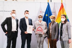 VertreterInnen des Pflegezentrums Yspertal nehmen von BM Mückstein die NQZ-Auszeichnung entgegen; 