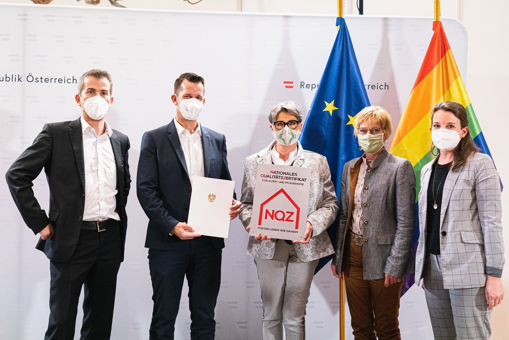 VertreterInnen des Pflegezentrums Yspertal nehmen von BM Mückstein die NQZ-Auszeichnung entgegen; 