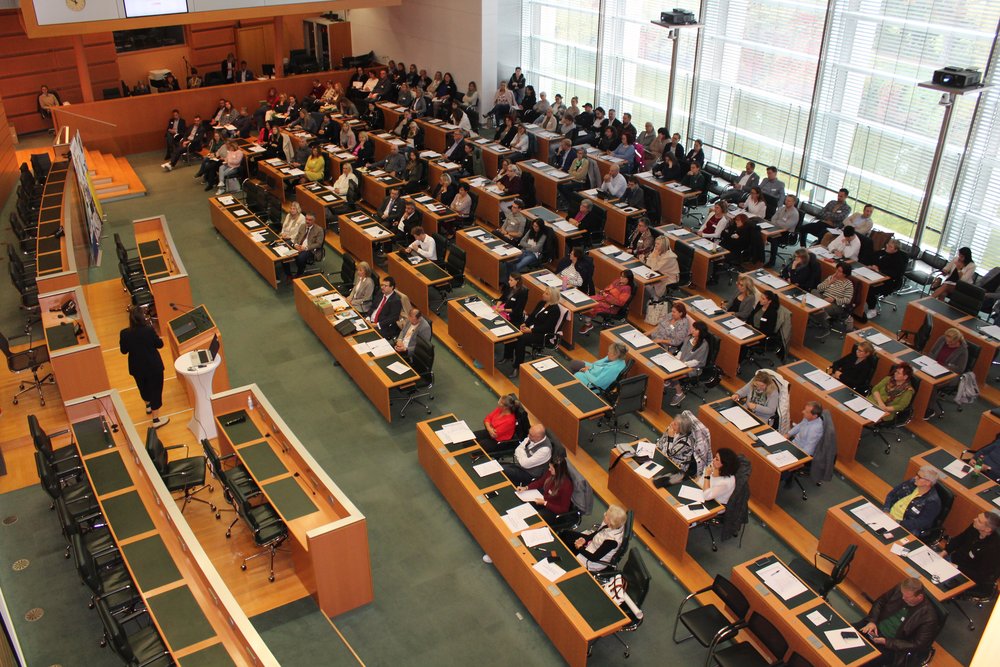 Das Interesse an der interaktiven Fachtagung der NÖ ARGE für Pflege und Betreuung unter dem Titel "Digitalisierung - Unterstützung, Lösung? Mut!" am 18.10.2023 im NÖ Landtagssaal in St. Pölten war sehr groß; 