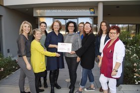 Gruppenbild: NONNA ANNA®-Zertifizierung und Auszeichnung für das PBZ Hainfeld - mit Verantwortlichen aus dem Haus sowie u.a. Landesrätin Mag.a. Christiane Teschl-Hofmeister; 