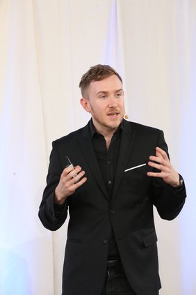 Tristan Horx bei seinem Vortrag "Anleitung zum Zukunftsoptimismus“;