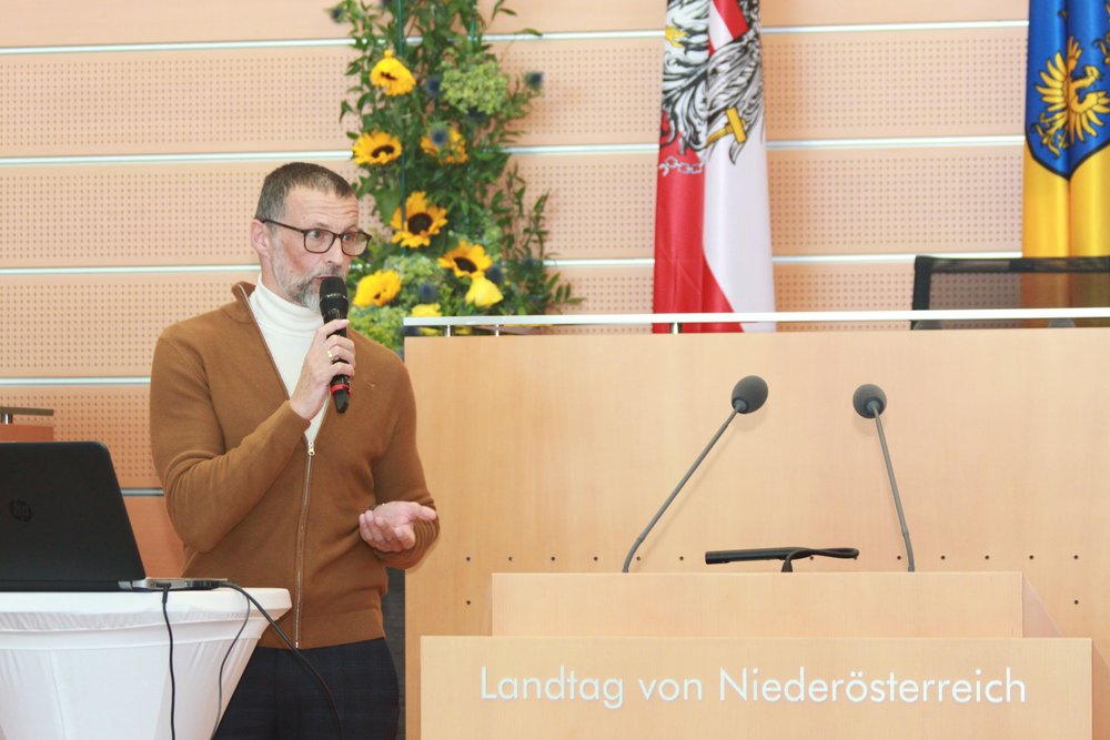 Robert Kreindl, Vertriebsleiter Bildung & Öffentliche Einrichtungen, Gesundheits- & Sozialwesen bei der hollu Systemhygiene GmbH bei seinem Vortrag „Alle Lösungen vereint – im digitalen Prozessmanager NOA“ bei der Fachtagung der NÖ ARGE für Pflege und Betreuung;