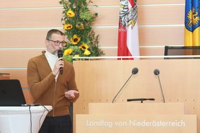 Robert Kreindl, Vertriebsleiter Bildung & Öffentliche Einrichtungen, Gesundheits- & Sozialwesen bei der hollu Systemhygiene GmbH bei seinem Vortrag „Alle Lösungen vereint – im digitalen Prozessmanager NOA“ bei der Fachtagung der NÖ ARGE für Pflege und Betreuung;