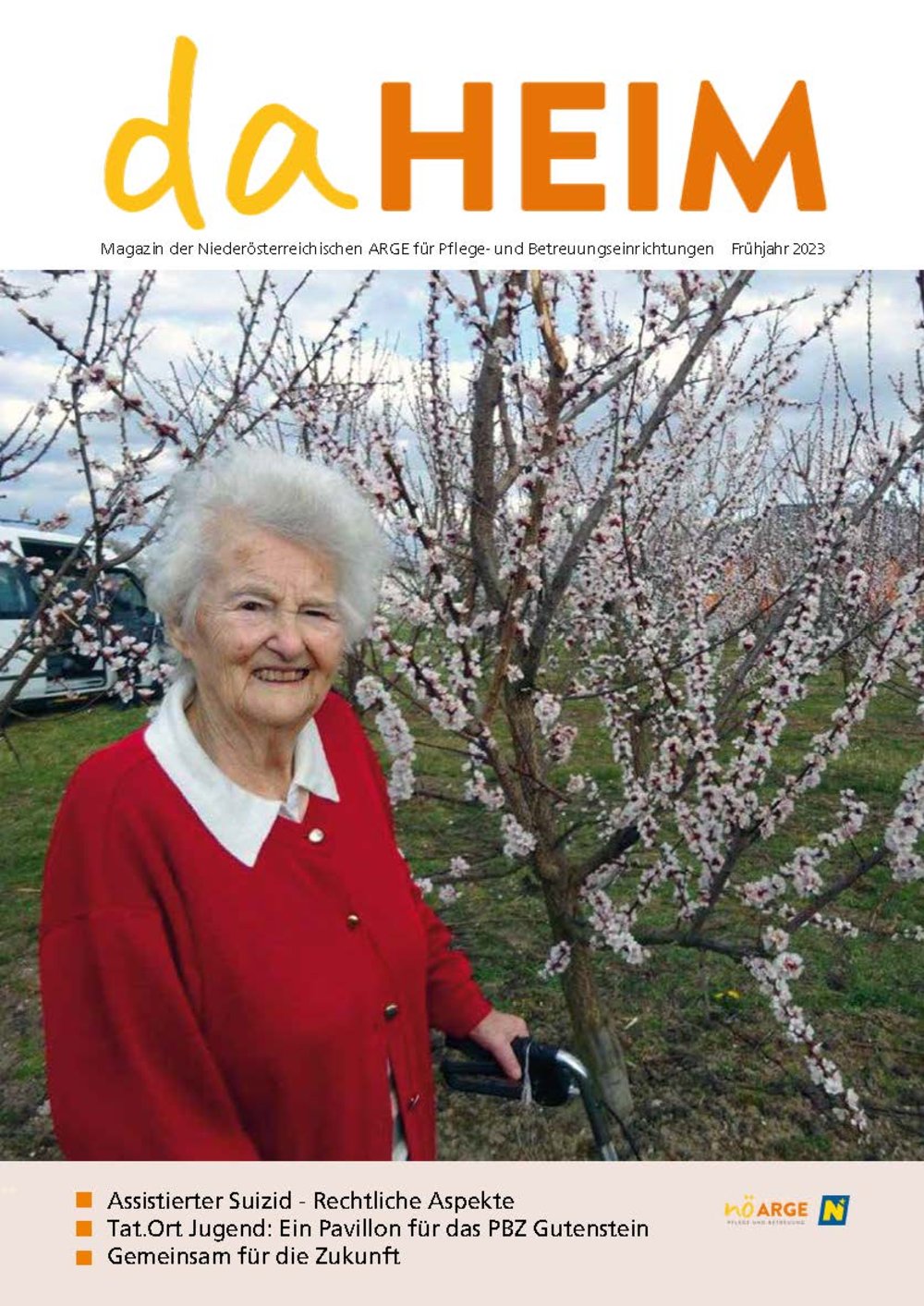 Das Cover der Frühjahrs-Ausgabe des Magazins daHEIM 2023 zeigt eine Bewohnerin vor einem blühenden Marillenbaum; 