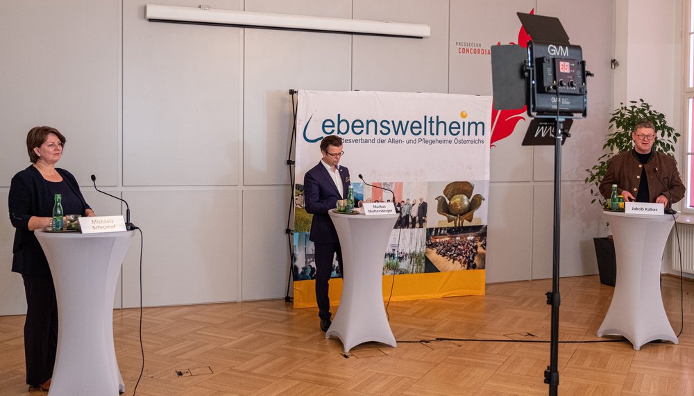 Die VertreterInnen des Lebenswelt Heim-Bundesverbandes bei der Pressekonferenz am Rednerpult: Michaela Schrumpf, Markus Mattersberger, MMSc, MBA, MAS, Jakob Kabas, MBA (v.l.n.r.);
