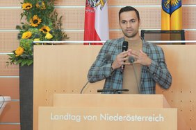Christian Pichl, CEO der Buildtelligent GmbH, bei seinem Vortrag "Die Kraft der Symbiose: Wie ein digitales Ökosystem mit gezielten Meldungen Dekubitus verhindert, Stürze meldet und Pflegedaten automatisch dokumentiert" bei der Fachtagung der NÖ ARGE für Pflege und Betreuung;