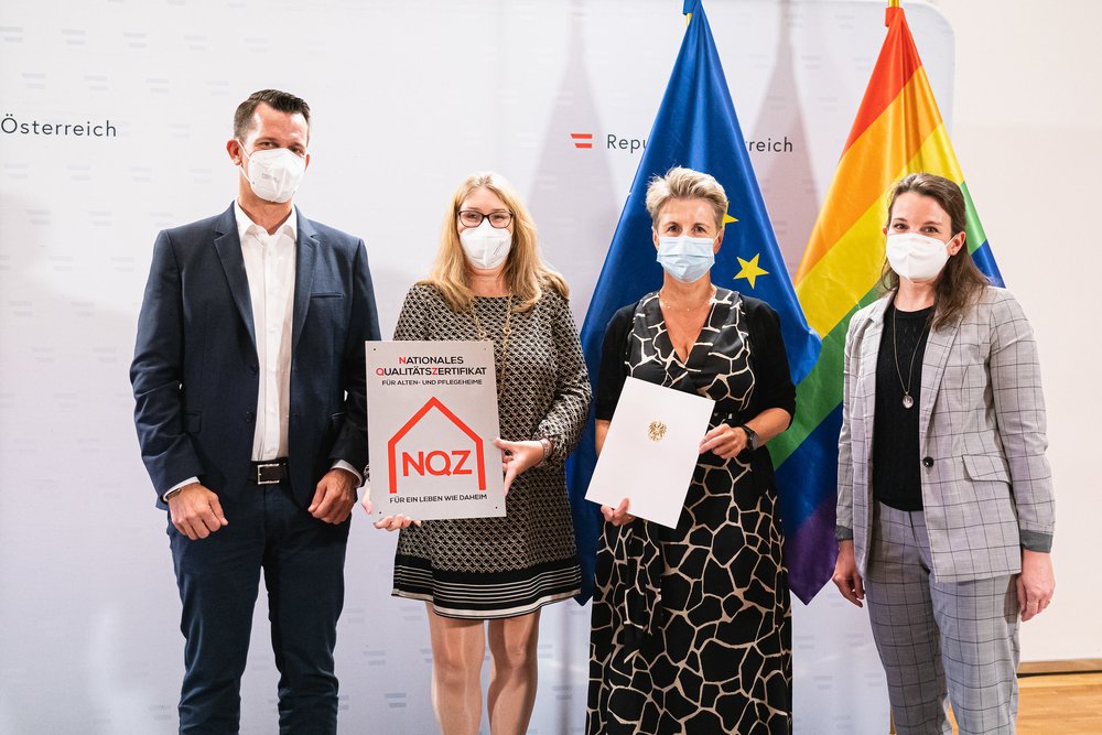 VertreterInnen vom SeneCura Sozialzentrums Pöchlarn nehmen von BM Mückstein die Auszeichnung entgegen;