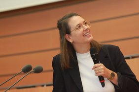 Dr.in Vera Gallistl, Soziologin an der Karl Landsteiner Privatuniversität für Gesundheitswissenschaften bei ihrem Vortrag „Sozio-technische Innovationen in der Pflege verantwortungsvoll gestalten - aber wie?“ bei der Fachtagung der NÖ ARGE für Pflege und Betreuung;