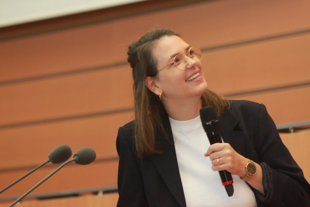 Dr.in Vera Gallistl, Soziologin an der Karl Landsteiner Privatuniversität für Gesundheitswissenschaften bei ihrem Vortrag „Sozio-technische Innovationen in der Pflege verantwortungsvoll gestalten - aber wie?“ bei der Fachtagung der NÖ ARGE für Pflege und Betreuung;