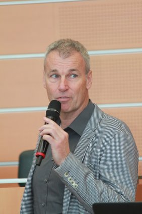 Werner Steinbichler, Geschäftsführer der Bit Factory Software GmbH bei seinem Vortrag „Mit (künstlicher) Intelligenz zum Dienstplan auf Knopfdruck" bei der Fachtagung der NÖ ARGE für Pflege und Betreuung; 