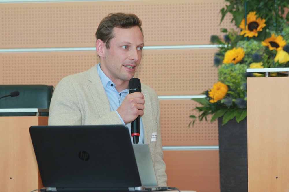 Dr. Fabian Degenhart, CTO der Buildtelligent GmbH, bei seinem Vortrag "Die Kraft der Symbiose: Wie ein digitales Ökosystem mit gezielten Meldungen Dekubitus verhindert, Stürze meldet und Pflegedaten automatisch dokumentiert" bei der Fachtagung der NÖ ARGE für Pflege und Betreuung;