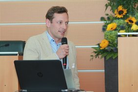 Dr. Fabian Degenhart, CTO der Buildtelligent GmbH, bei seinem Vortrag "Die Kraft der Symbiose: Wie ein digitales Ökosystem mit gezielten Meldungen Dekubitus verhindert, Stürze meldet und Pflegedaten automatisch dokumentiert" bei der Fachtagung der NÖ ARGE für Pflege und Betreuung;