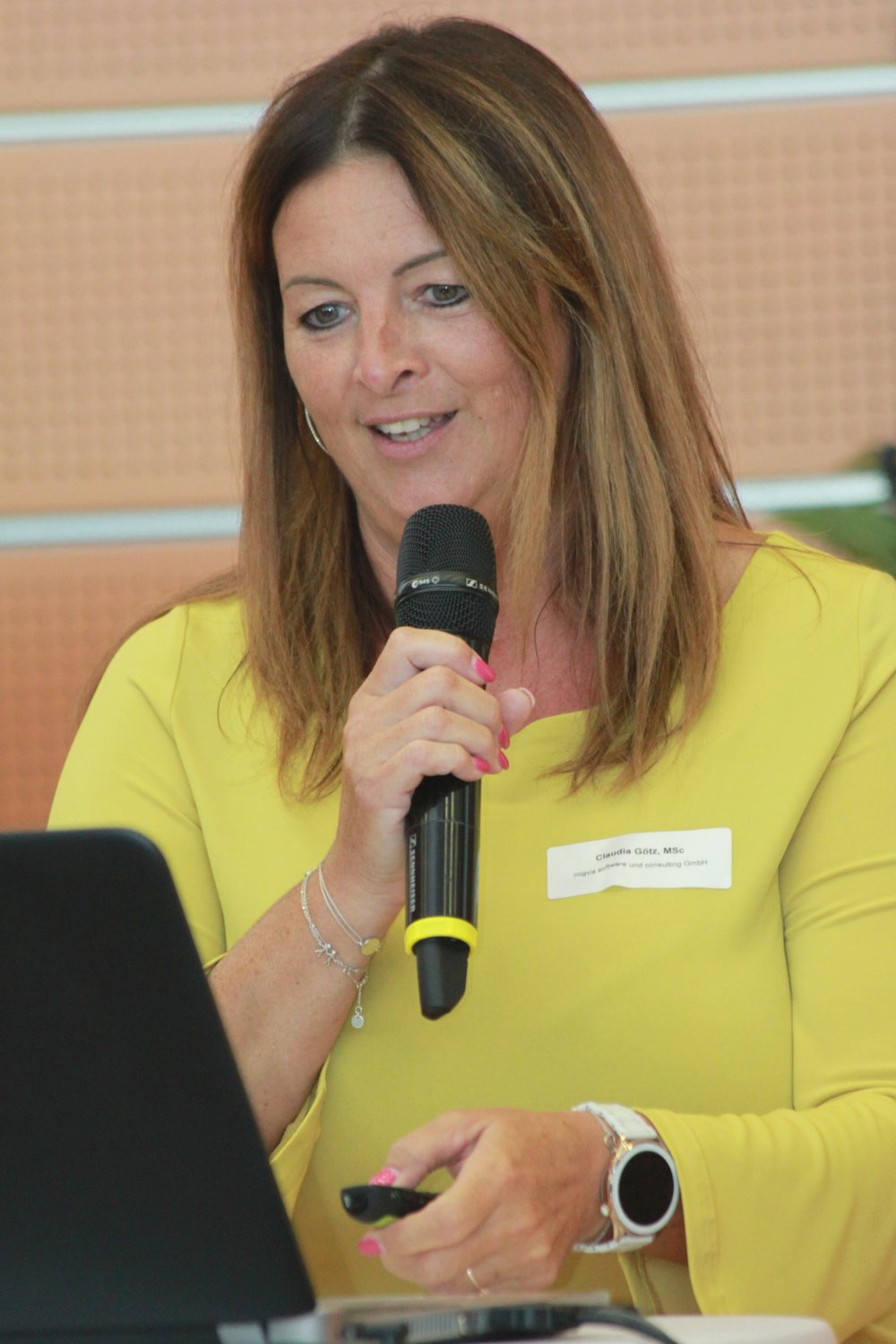 Claudia Götz, MSc, Senior Account Managerin bei der Cogvis Software und Consulting GmbH bei ihrem Vortrag “Sturzprävention neu gedacht - der Mut zu Innovationen" bei der Fachtagung der NÖ ARGE für Pflege und Betreuung;”