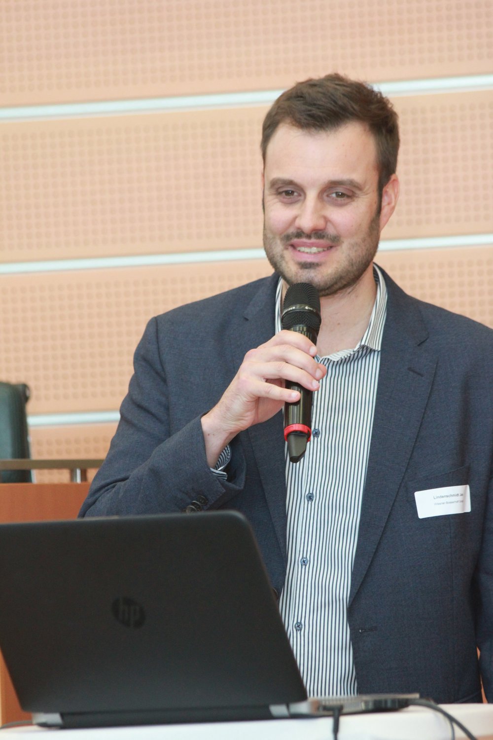 Jan Lindenschmidt, Sen. Produktmanager & Team-Manager Care bei der wissner-bosserhoff GmbH bei seinem Vortrag „Intelligentes Pflegebett – Wie kann ein intelligentes Pflegebett dazu beitragen, das Pflegepersonal zu entlasten?“ bei der Fachtagung der NÖ ARGE für Pflege und Betreuung;