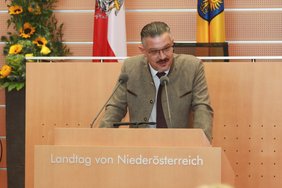 vHR Mag. Deimel, Leiter der Gruppe Gesundheit und Soziales beim Amt der NÖ Landesregierung richtete Grußworte an die TeilnehmerInnen der Fachtagung der NÖ ARGE für Pflege und Betreuung;