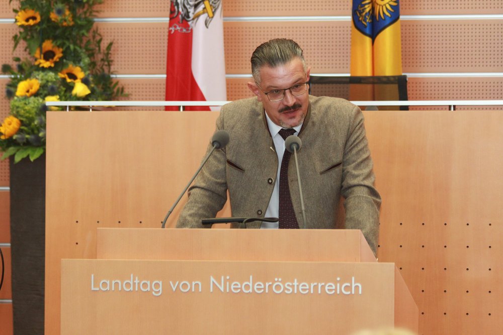 vHR Mag. Deimel, Leiter der Gruppe Gesundheit und Soziales beim Amt der NÖ Landesregierung richtete Grußworte an die TeilnehmerInnen der Fachtagung der NÖ ARGE für Pflege und Betreuung;